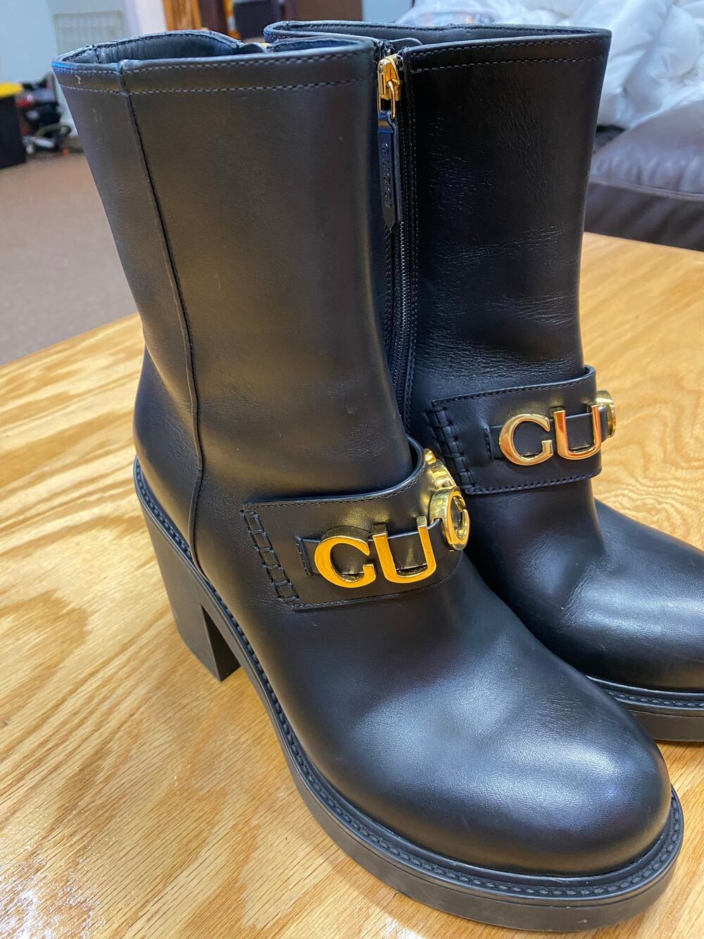 Gucci Logo leather black ankle boots size 37